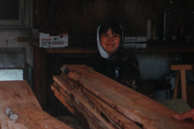 Andre trägt schon ganz jung Holz